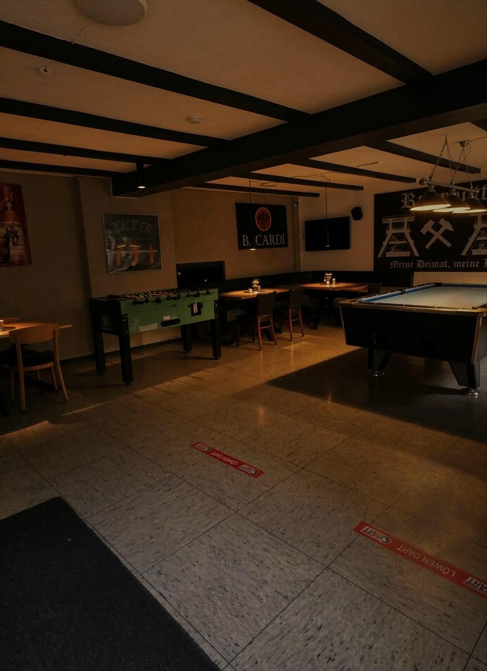 Barbereich mit Kicker und Billard im Alten Markt