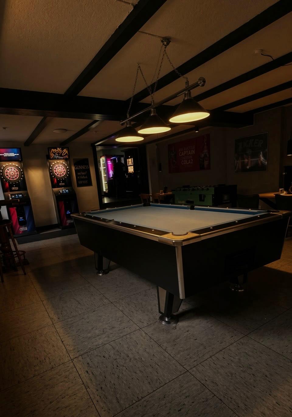 Spielbereich mit Billard und Dart im Alten Markt